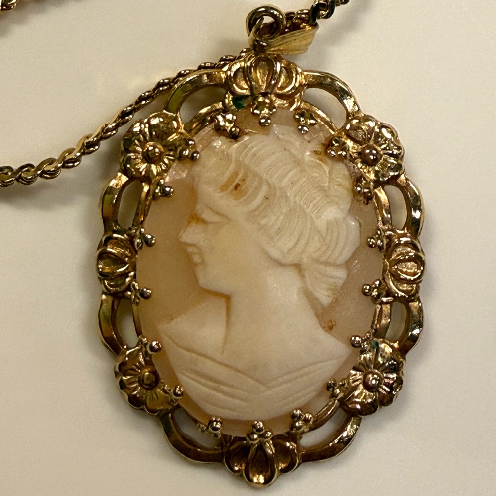 Elegant Gold Cameo Pendant Necklace